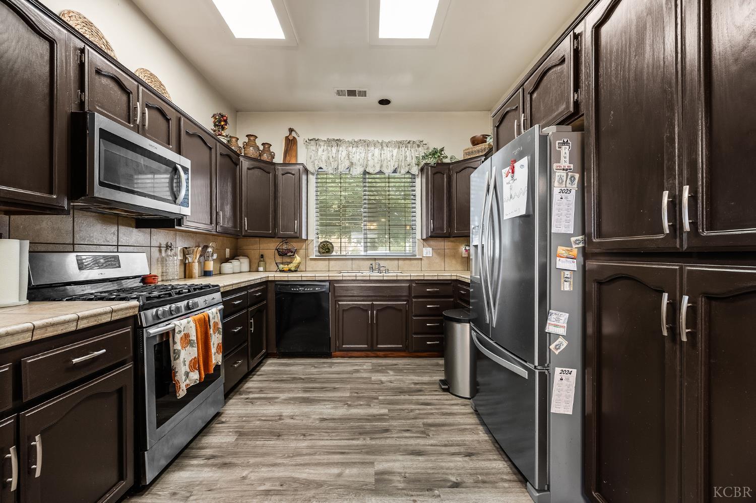 1855 N Virginia Ct, Farmersville, CA 93223