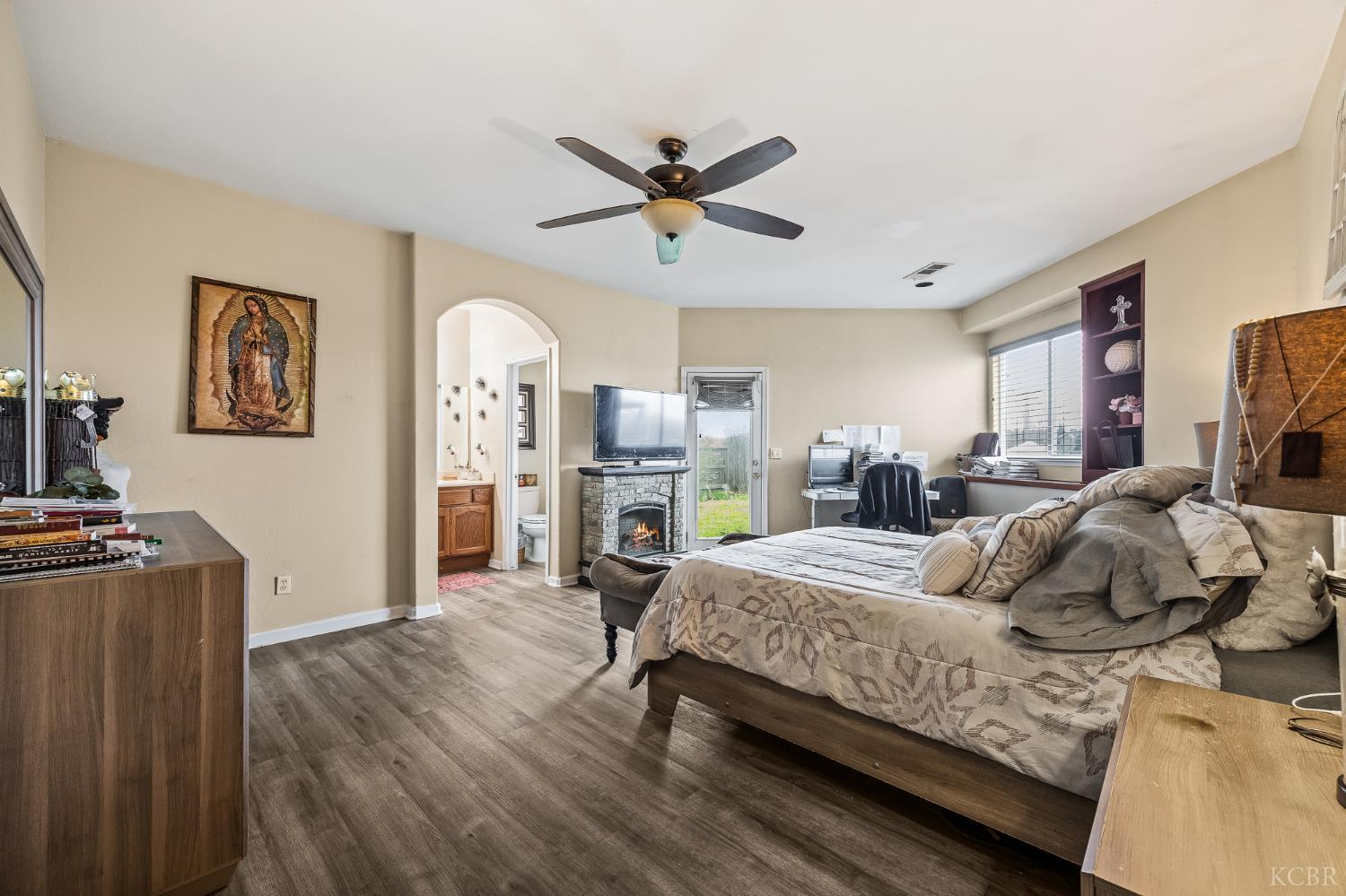 1855 N Virginia Ct, Farmersville, CA 93223