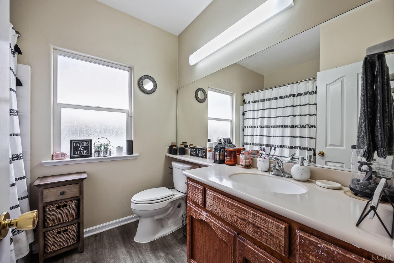 1855 N Virginia Ct, Farmersville, CA 93223