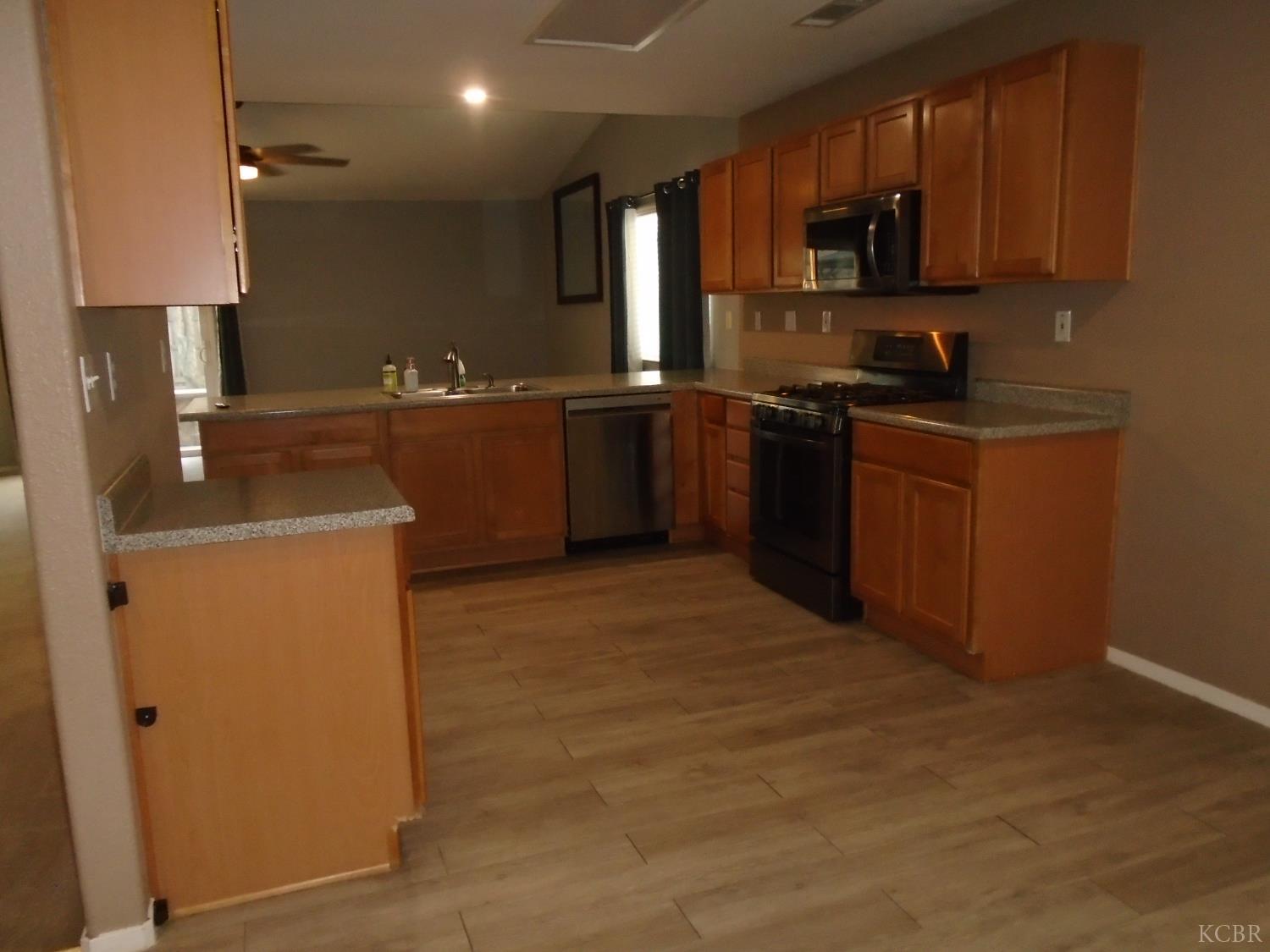 2141 W Hampton Dr, Hanford, CA 93230