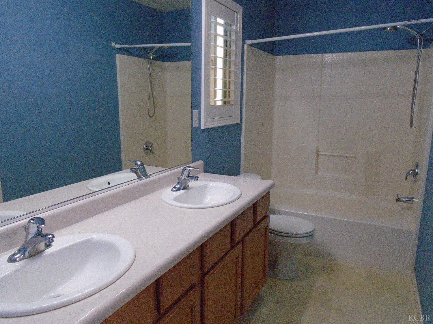 2141 W Hampton Dr, Hanford, CA 93230