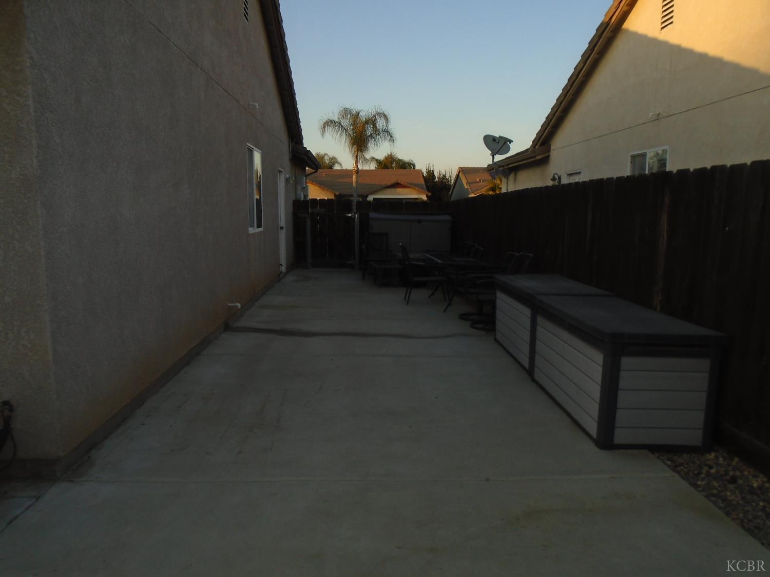 2141 W Hampton Dr, Hanford, CA 93230