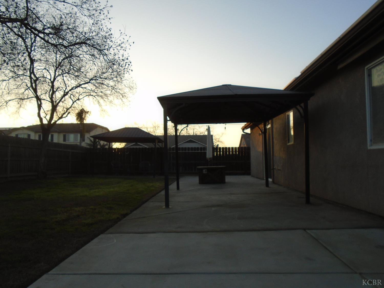 2141 W Hampton Dr, Hanford, CA 93230