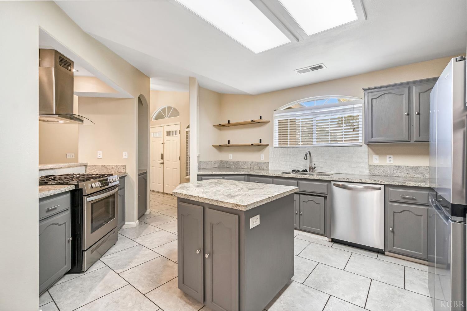 960 Geneva Dr, Lemoore, CA 93245