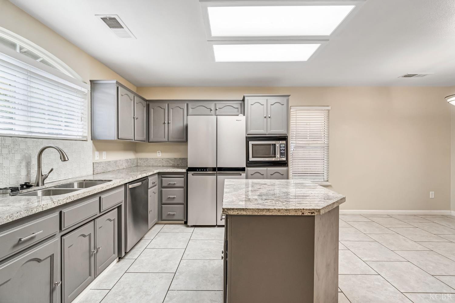 960 Geneva Dr, Lemoore, CA 93245