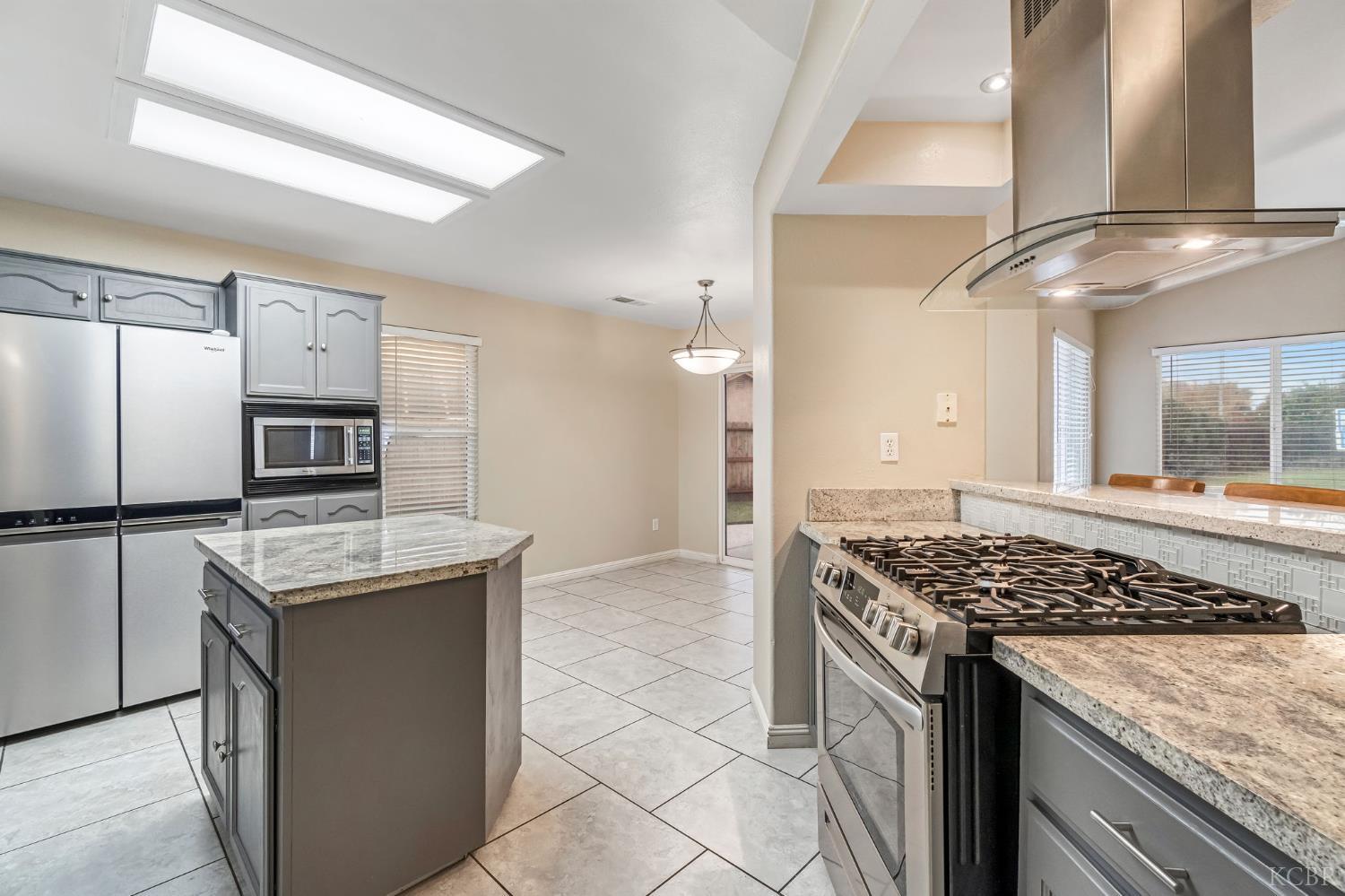 960 Geneva Dr, Lemoore, CA 93245