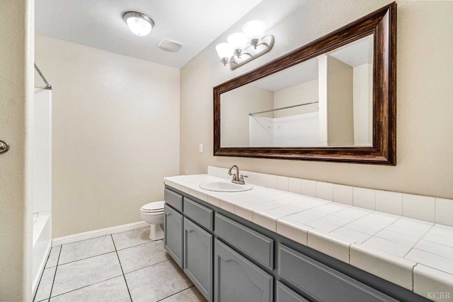 960 Geneva Dr, Lemoore, CA 93245