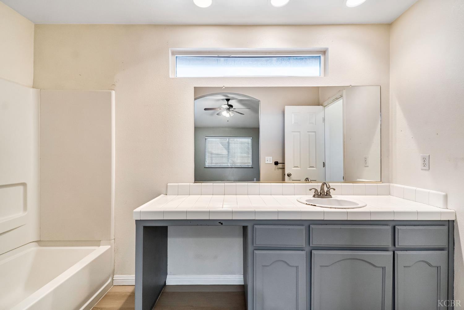 960 Geneva Dr, Lemoore, CA 93245