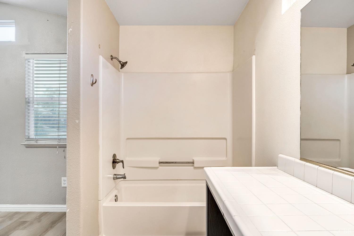 960 Geneva Dr, Lemoore, CA 93245