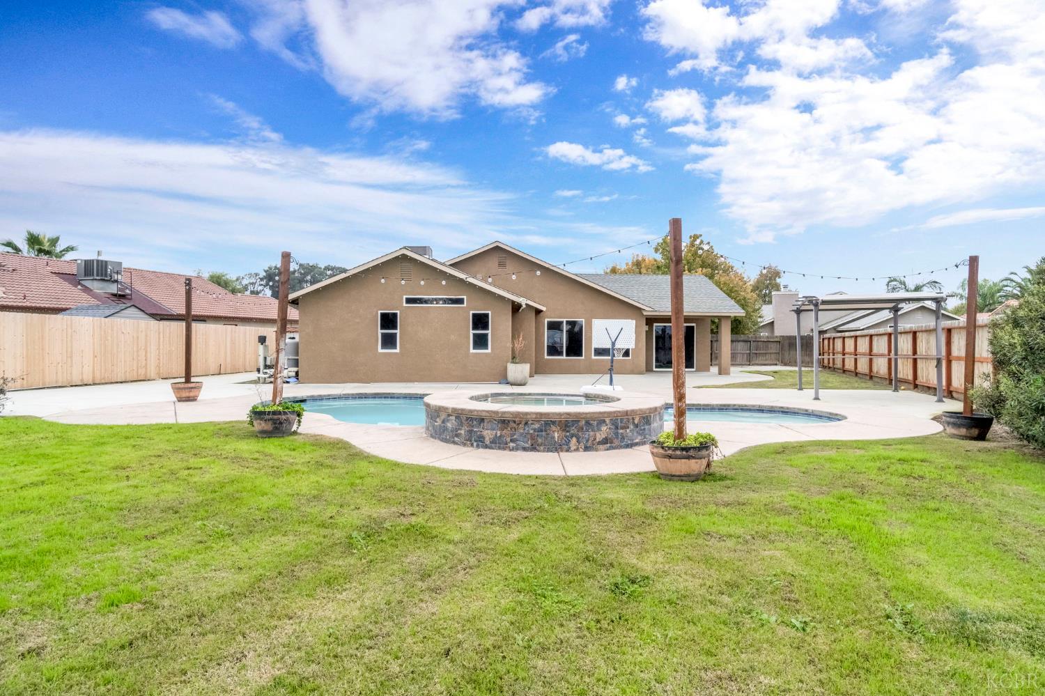 960 Geneva Dr, Lemoore, CA 93245