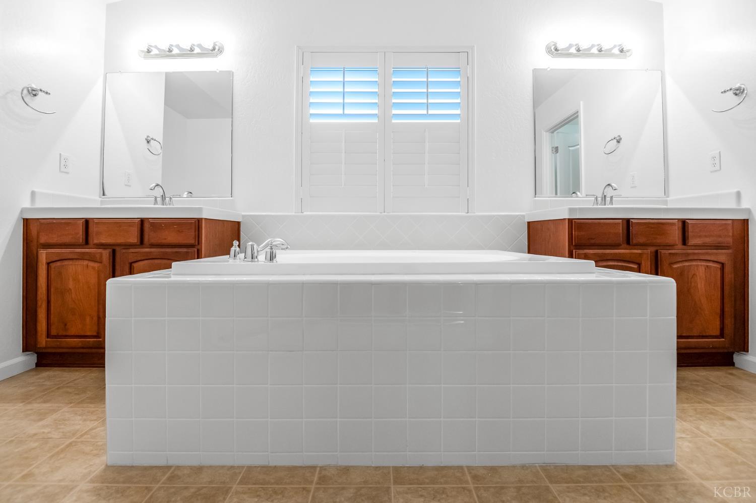 1942 N Sonoma Ct, Hanford, CA 93230