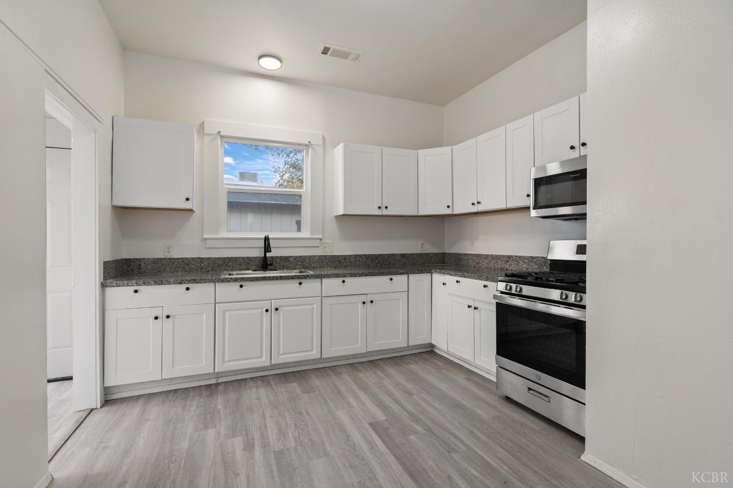 509 Kaweah St, Hanford, CA 93230