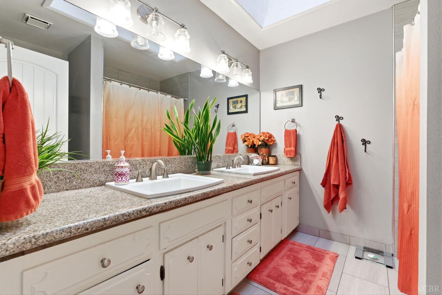 2710 Aspen St, Hanford, CA 93230