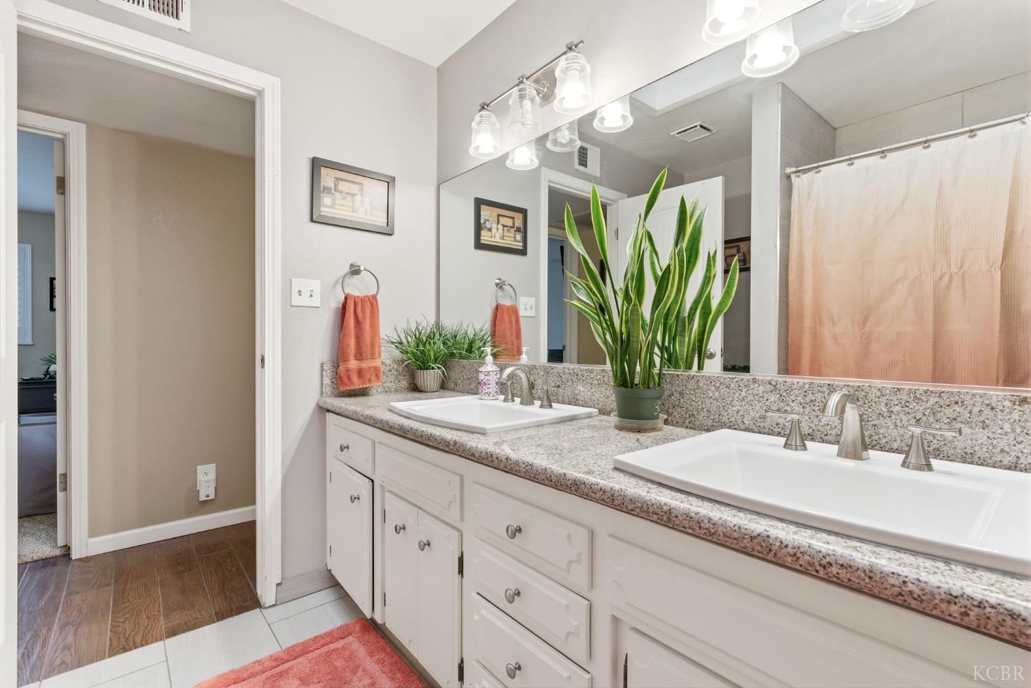 2710 Aspen St, Hanford, CA 93230