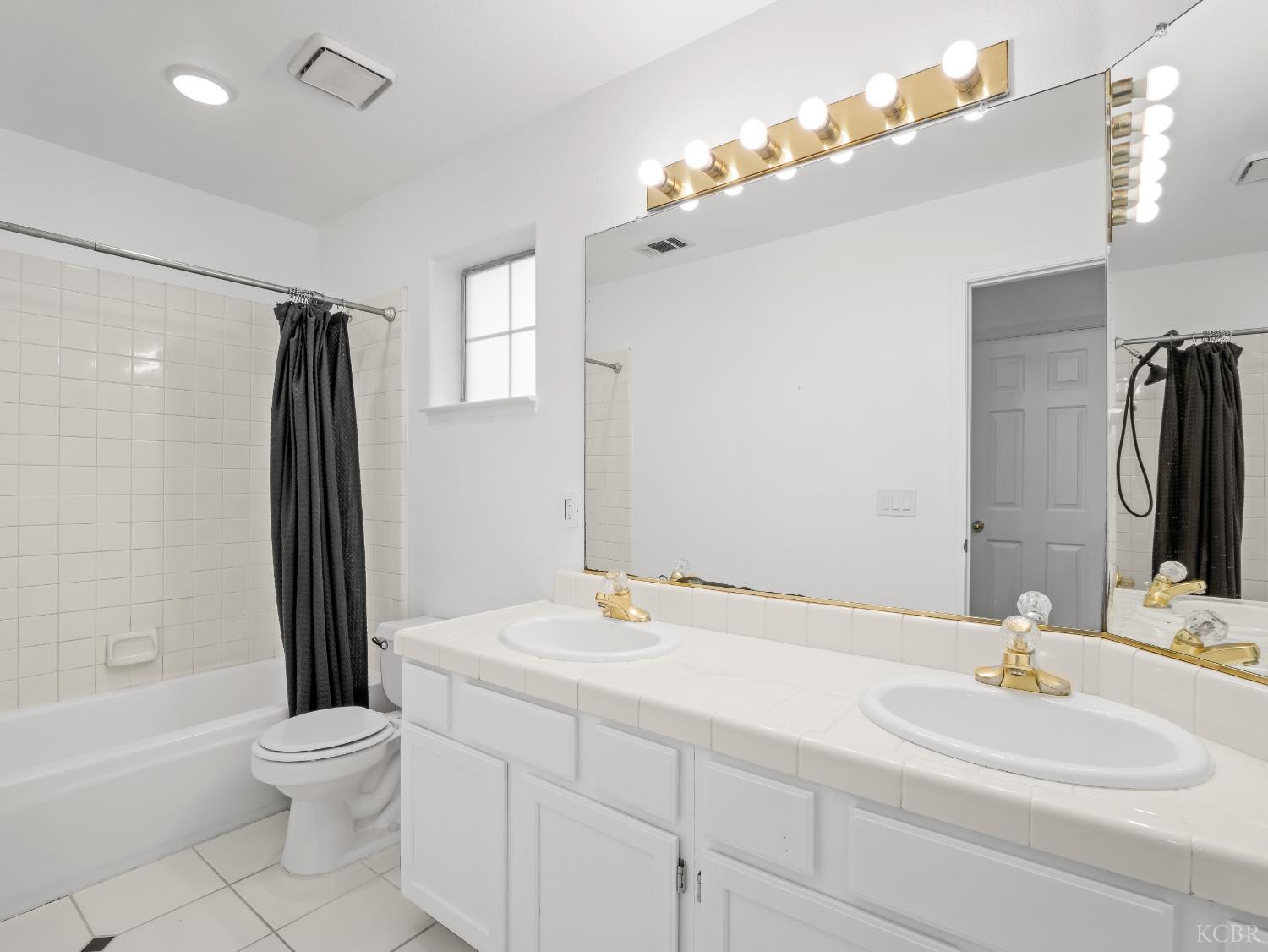 465 Camden Ct, Lemoore, CA 93245