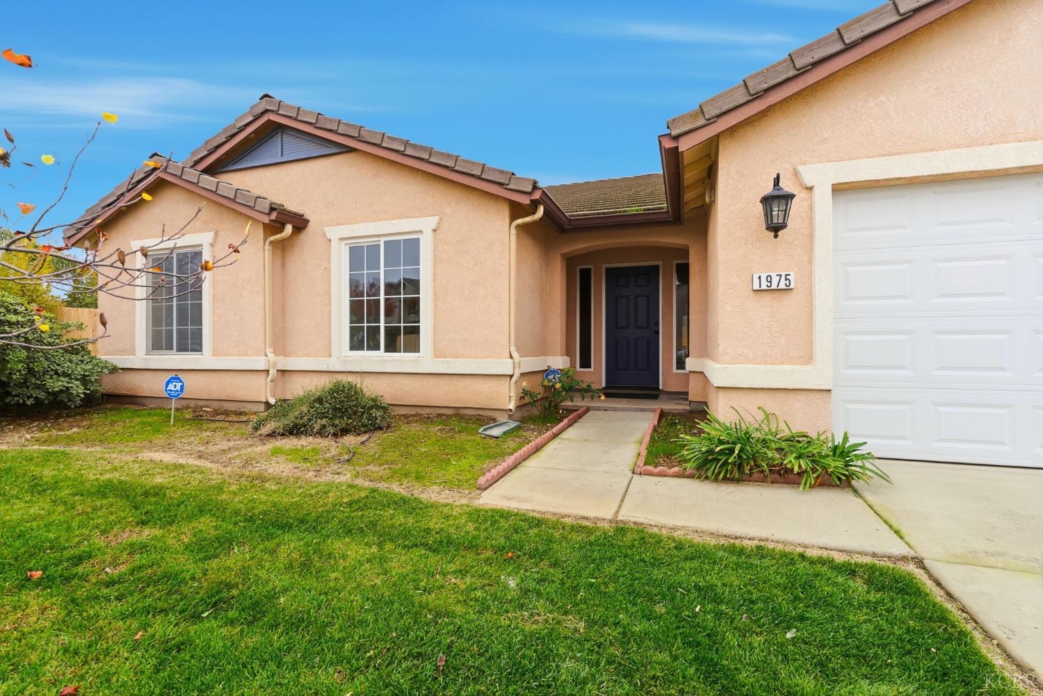 1975 W Tudor Ln, Hanford, CA 93230