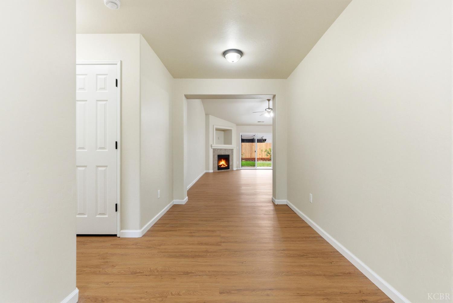 1975 W Tudor Ln, Hanford, CA 93230