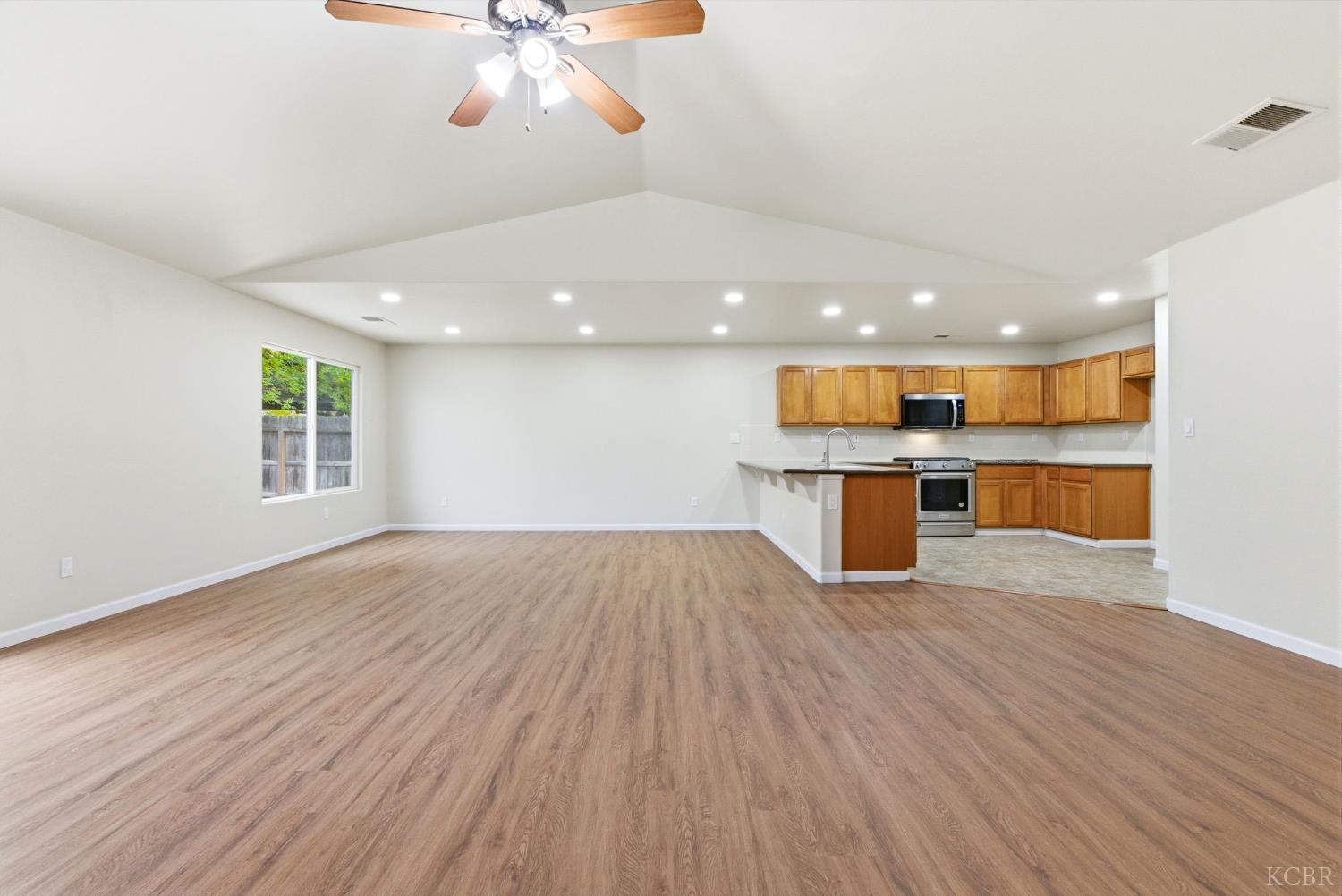 1975 W Tudor Ln, Hanford, CA 93230