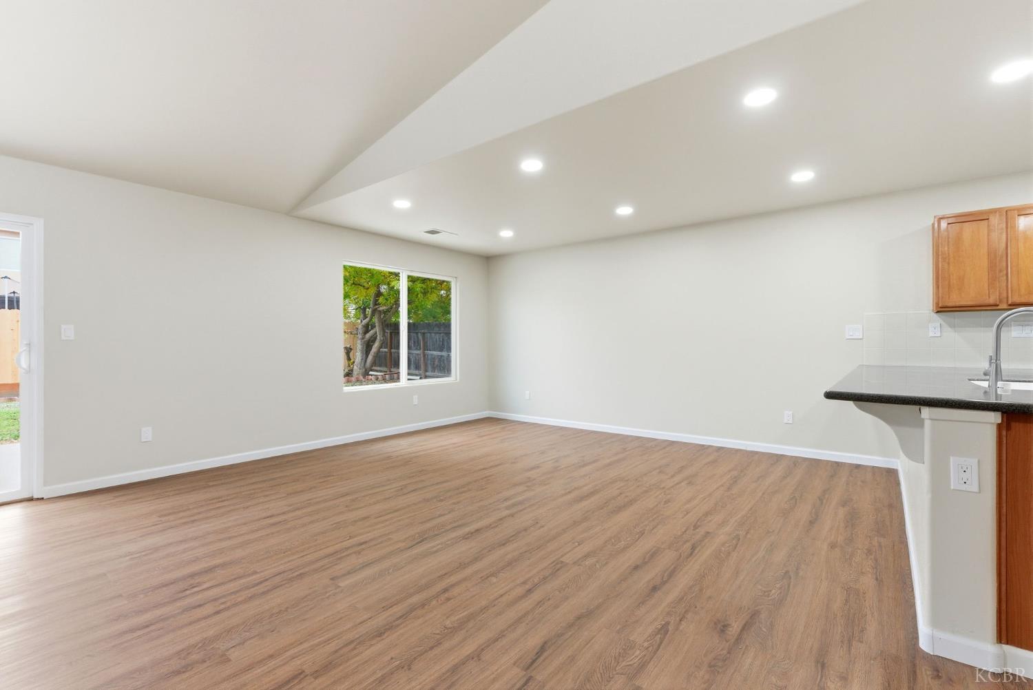 1975 W Tudor Ln, Hanford, CA 93230