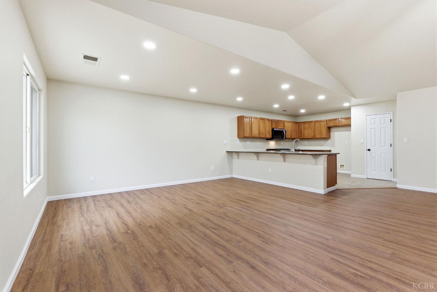 1975 W Tudor Ln, Hanford, CA 93230