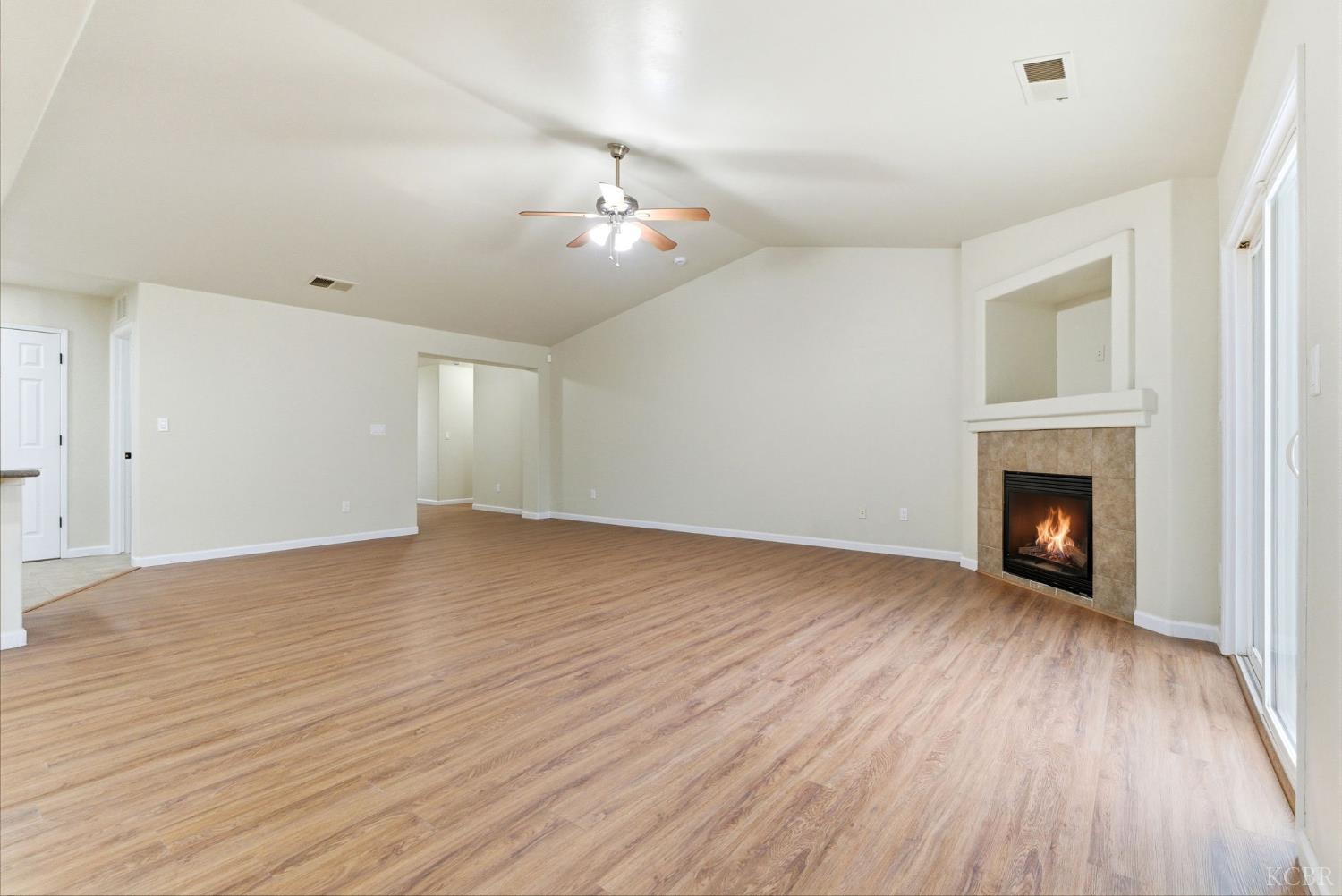 1975 W Tudor Ln, Hanford, CA 93230