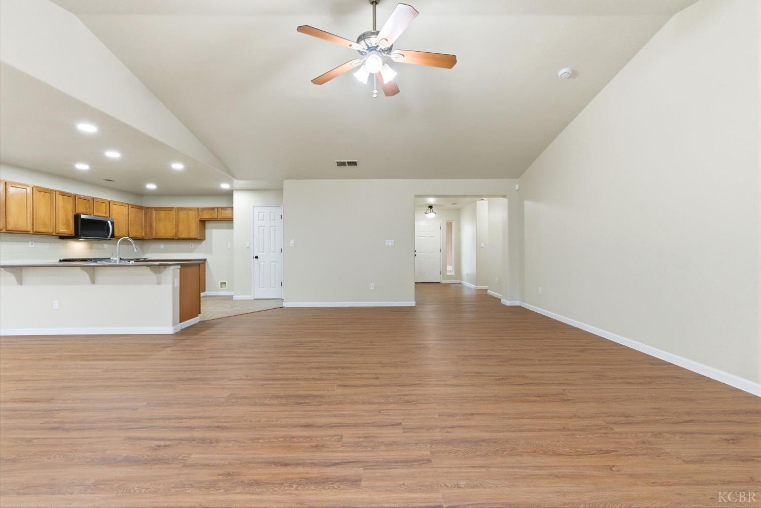 1975 W Tudor Ln, Hanford, CA 93230