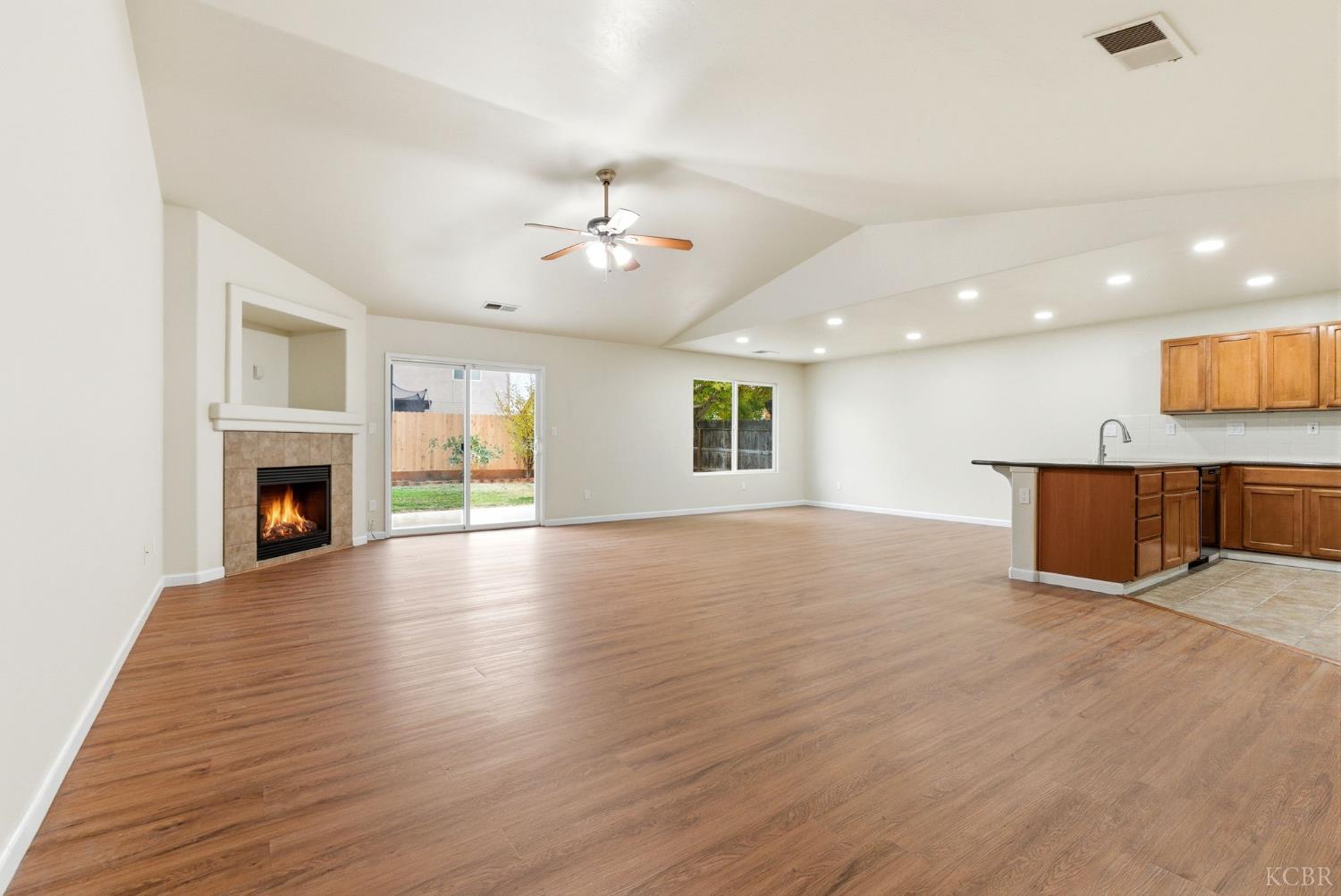 1975 W Tudor Ln, Hanford, CA 93230