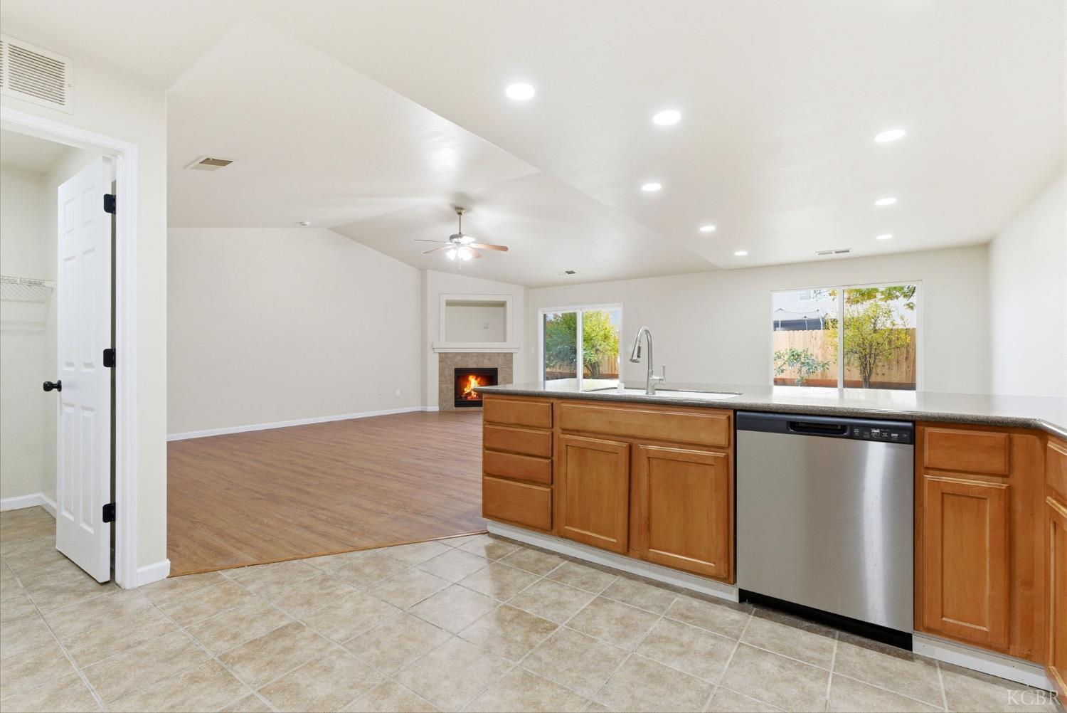 1975 W Tudor Ln, Hanford, CA 93230