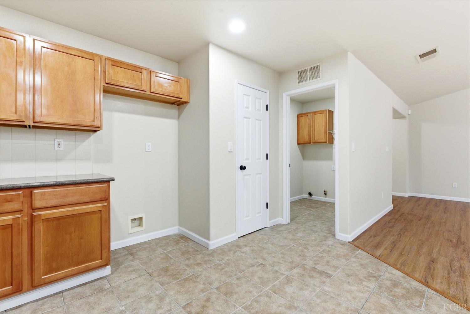 1975 W Tudor Ln, Hanford, CA 93230