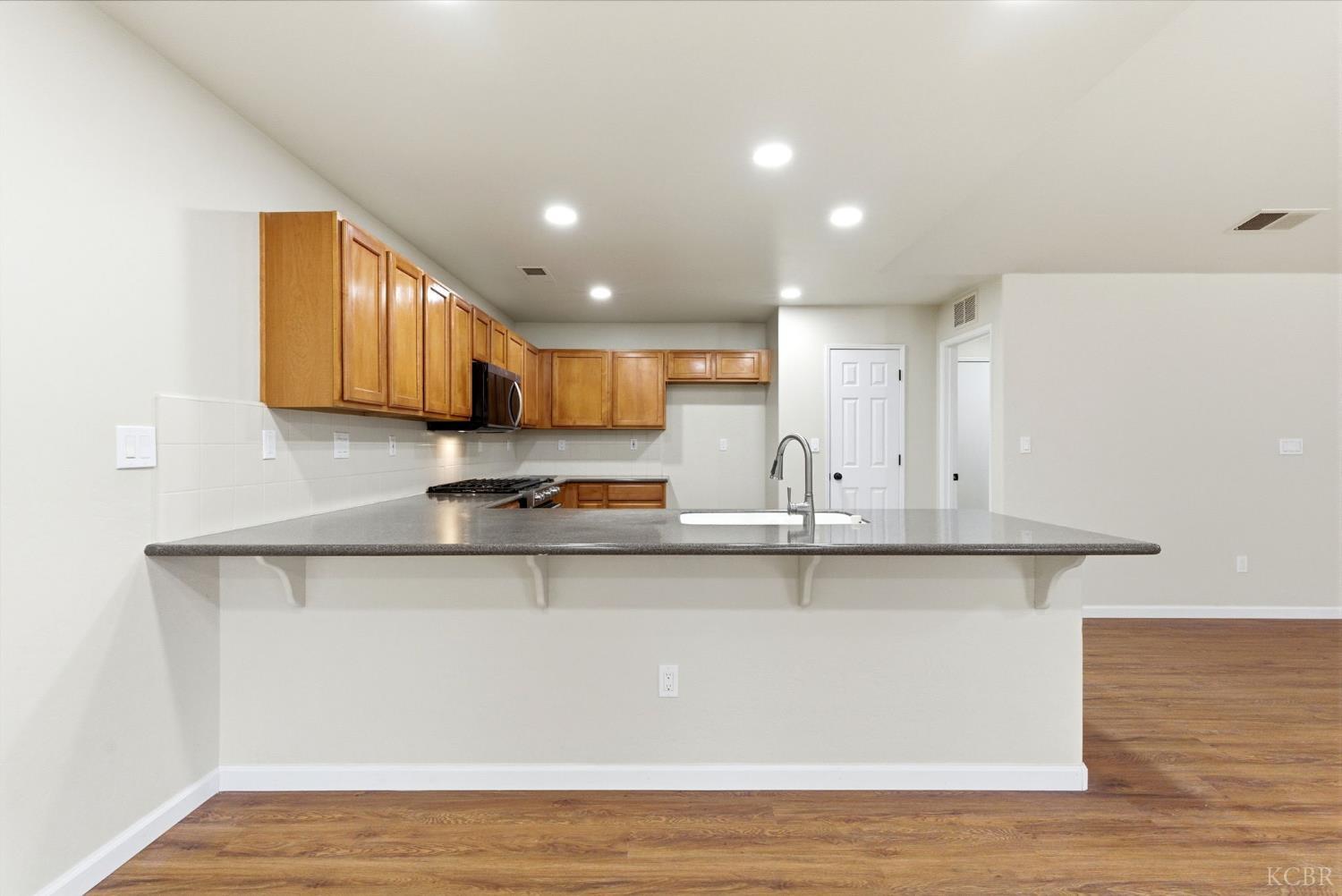 1975 W Tudor Ln, Hanford, CA 93230