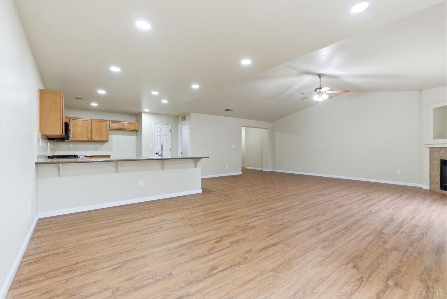 1975 W Tudor Ln, Hanford, CA 93230