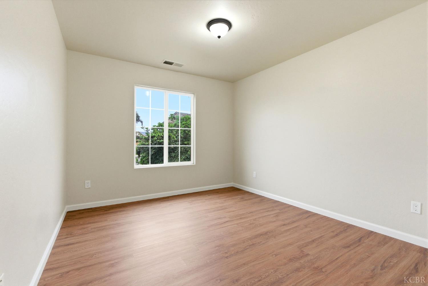 1975 W Tudor Ln, Hanford, CA 93230