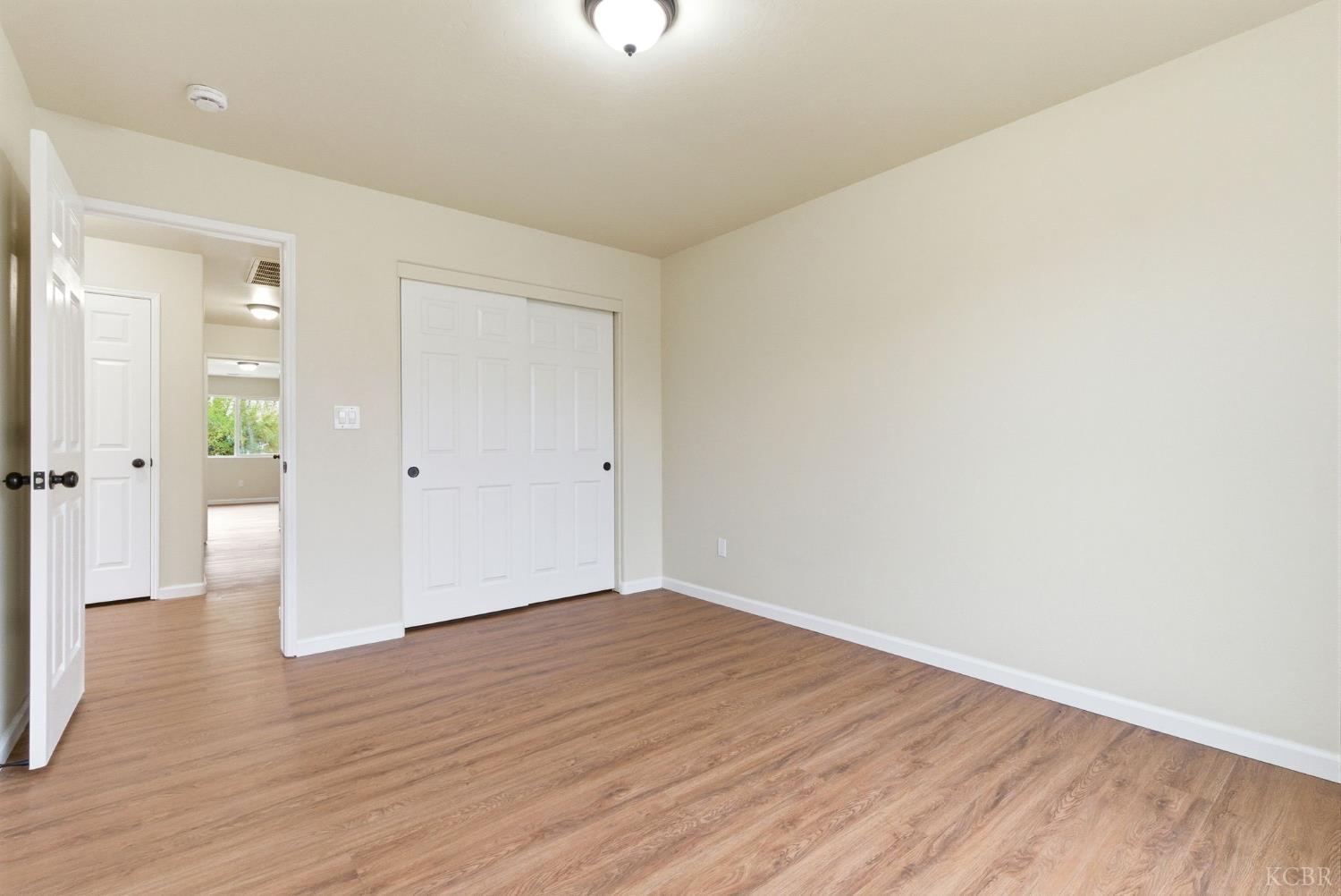 1975 W Tudor Ln, Hanford, CA 93230