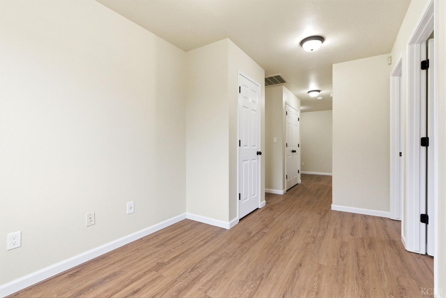 1975 W Tudor Ln, Hanford, CA 93230