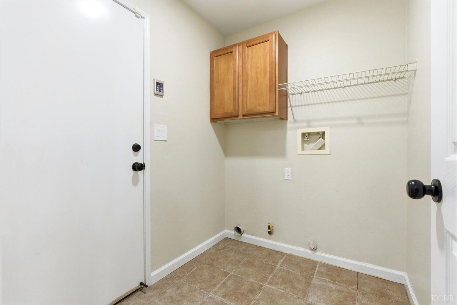 1975 W Tudor Ln, Hanford, CA 93230