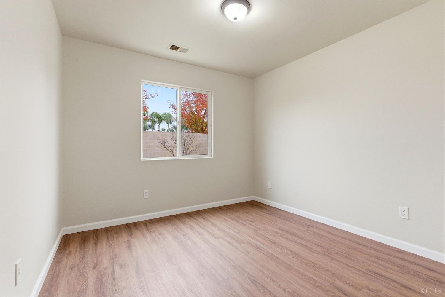 1975 W Tudor Ln, Hanford, CA 93230