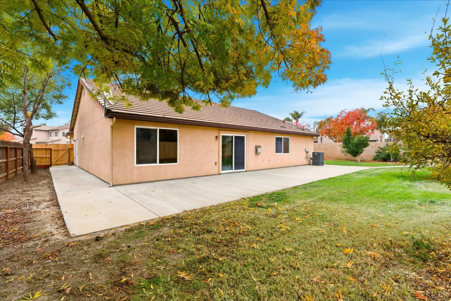 1975 W Tudor Ln, Hanford, CA 93230