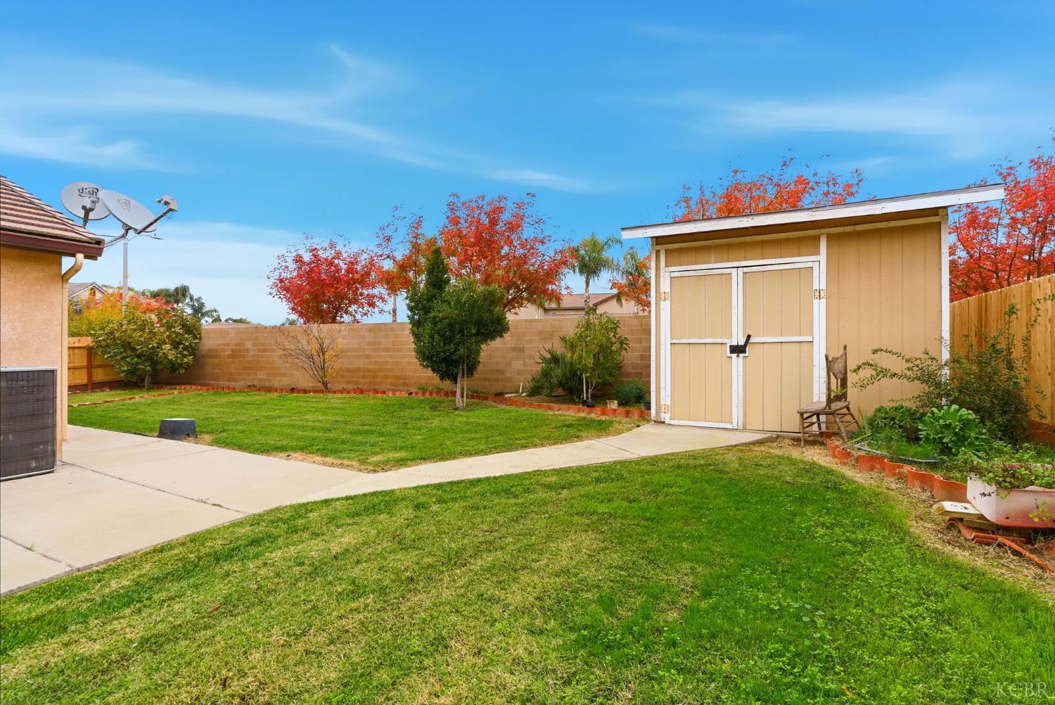 1975 W Tudor Ln, Hanford, CA 93230