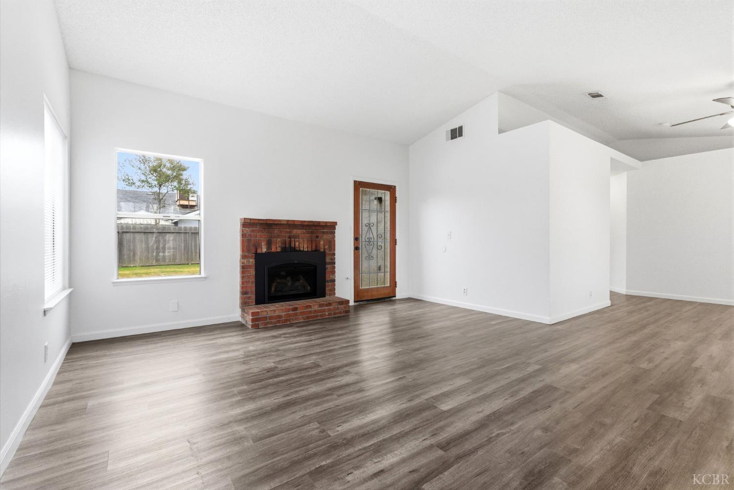 969 Lakewood Dr, Hanford, CA 93230