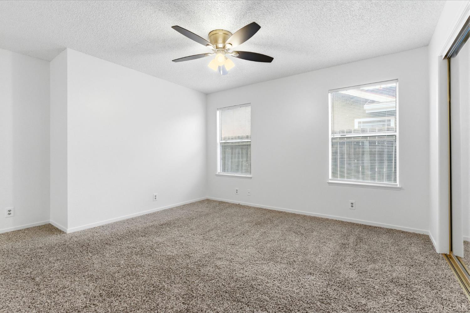 969 Lakewood Dr, Hanford, CA 93230