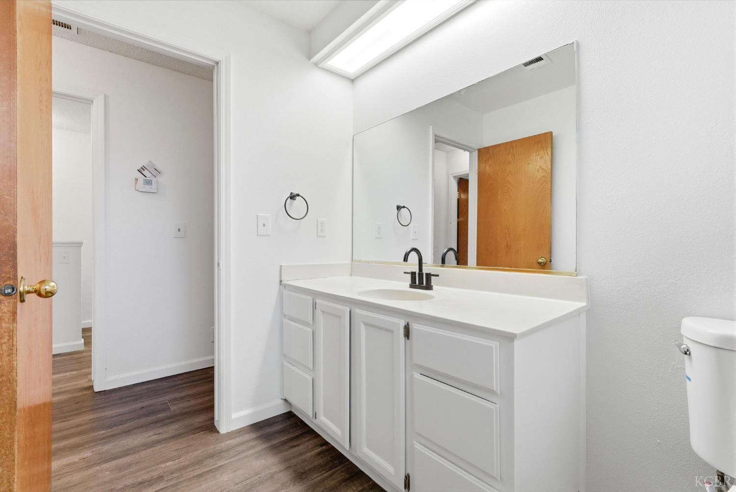 969 Lakewood Dr, Hanford, CA 93230