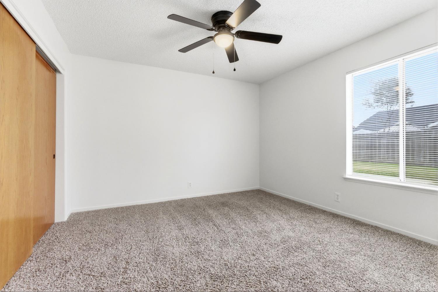 969 Lakewood Dr, Hanford, CA 93230