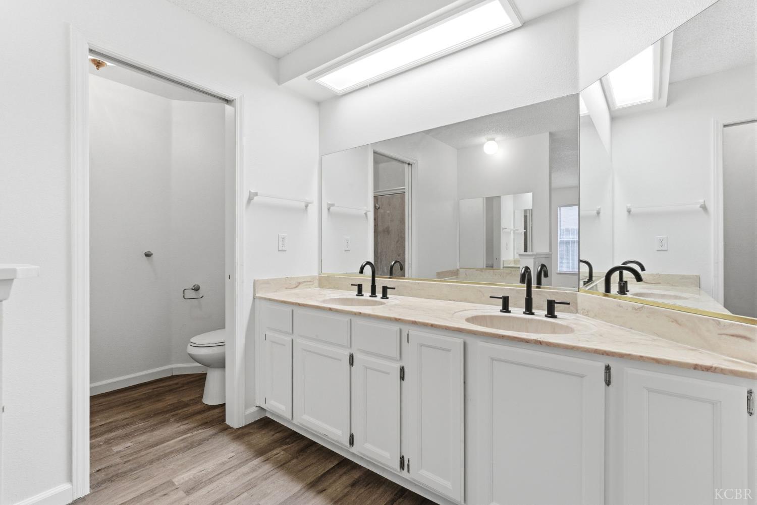 969 Lakewood Dr, Hanford, CA 93230