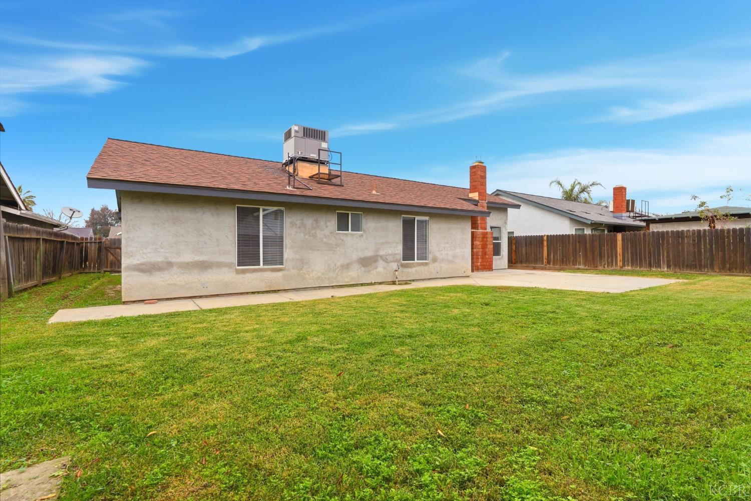 969 Lakewood Dr, Hanford, CA 93230