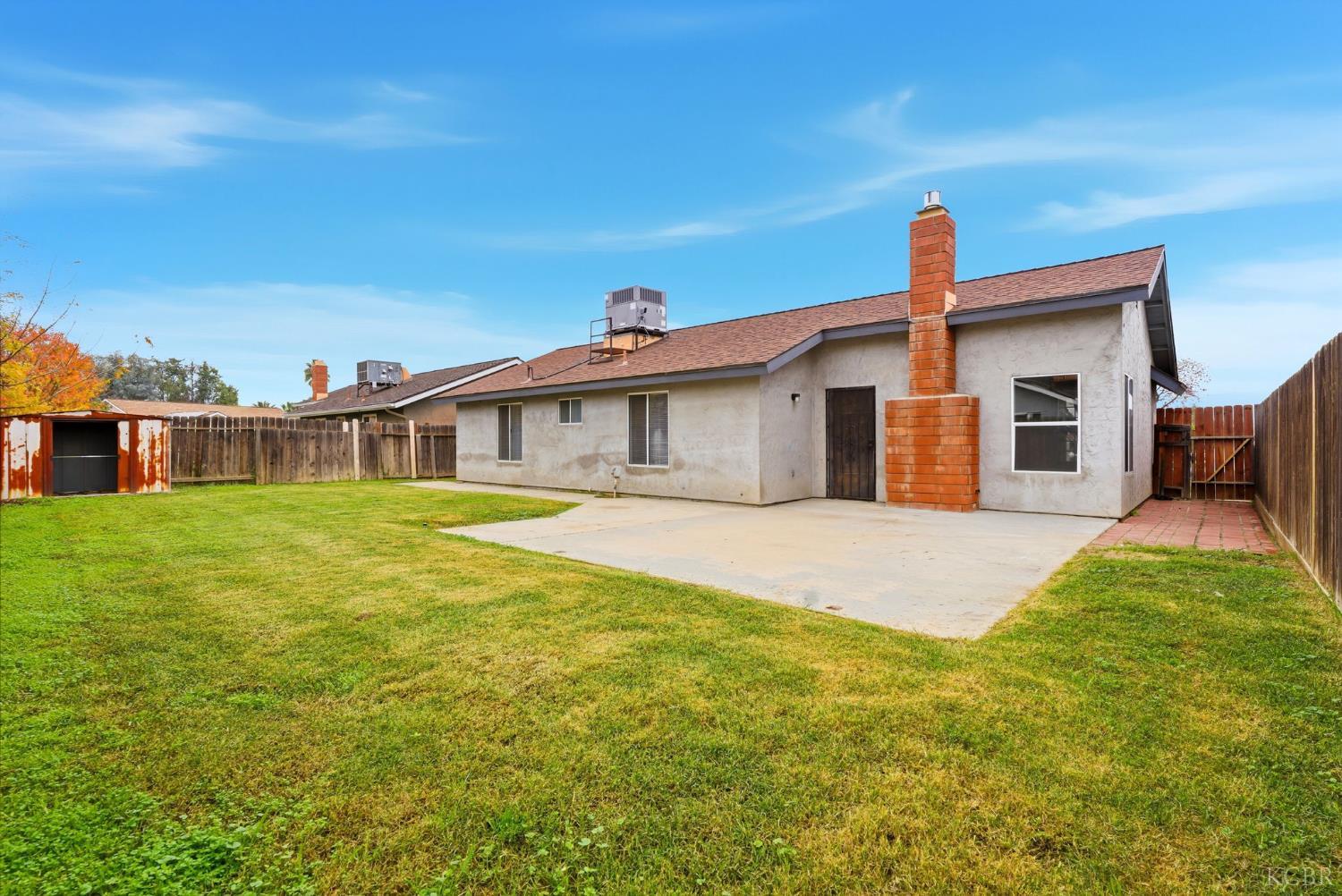 969 Lakewood Dr, Hanford, CA 93230