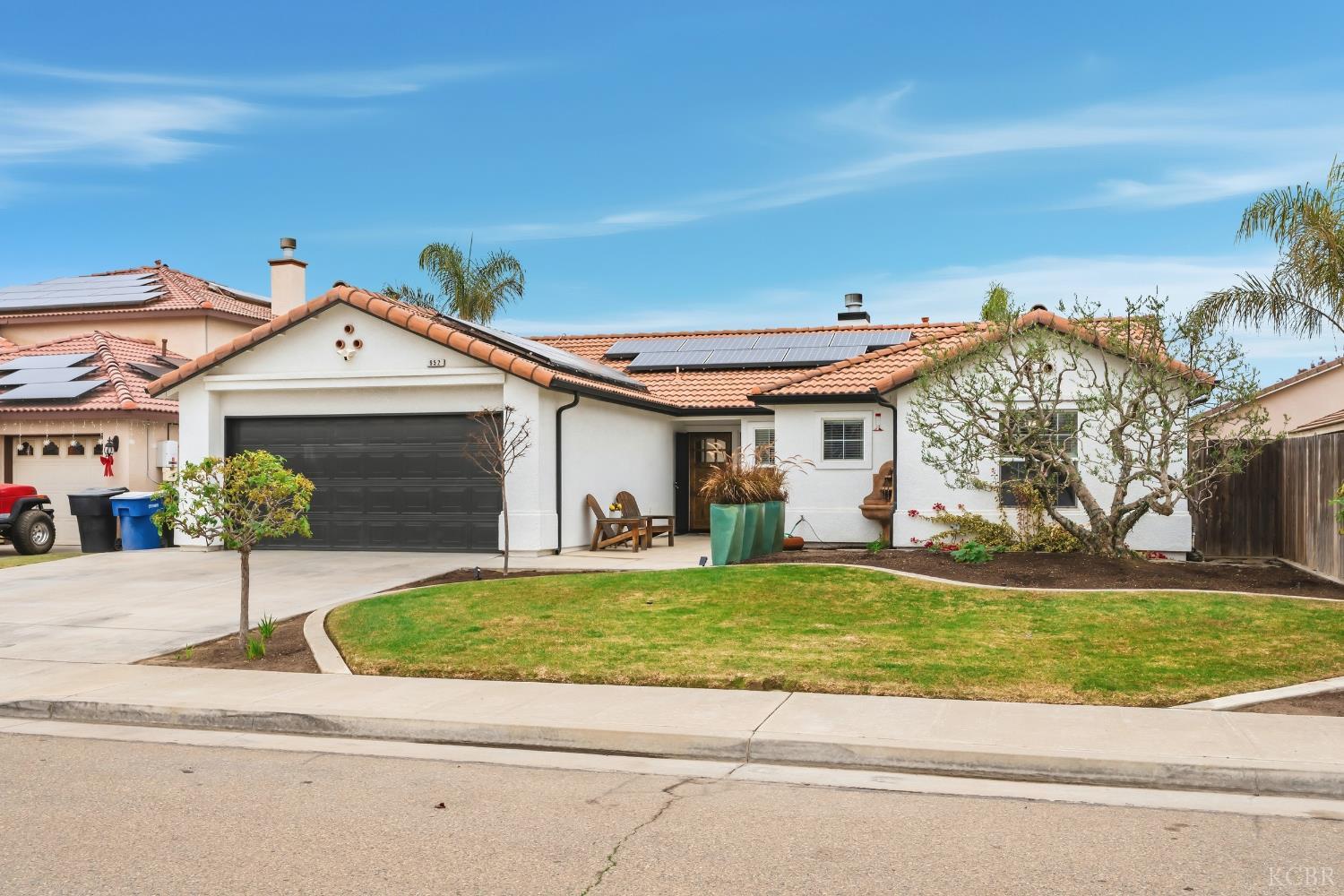 952 Meadow View Rd, Hanford, CA 93230