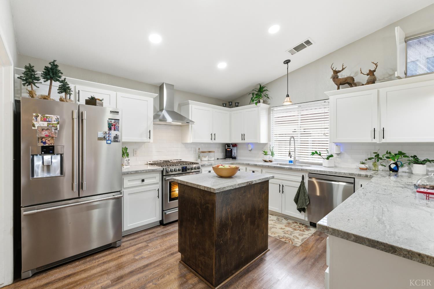 952 Meadow View Rd, Hanford, CA 93230