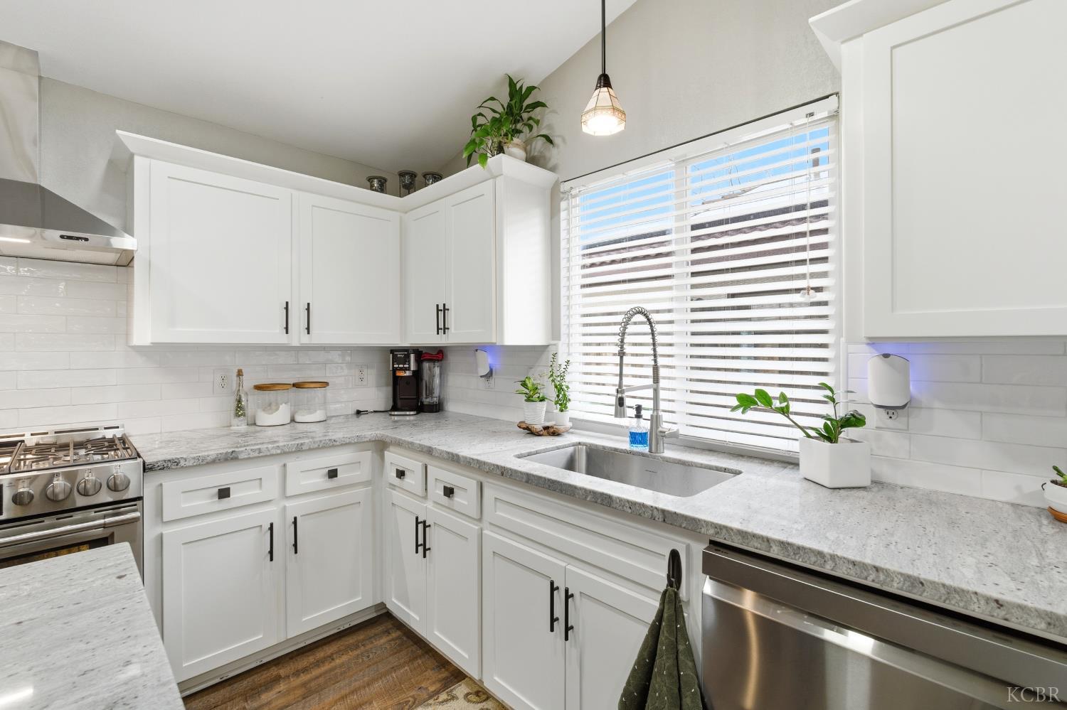 952 Meadow View Rd, Hanford, CA 93230