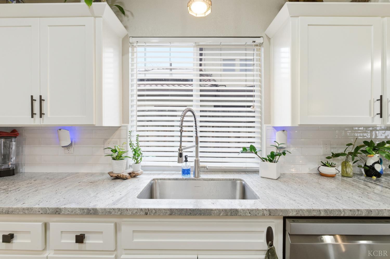 952 Meadow View Rd, Hanford, CA 93230