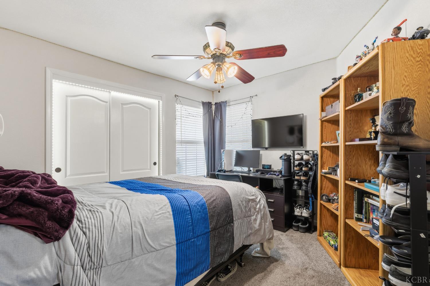 952 Meadow View Rd, Hanford, CA 93230